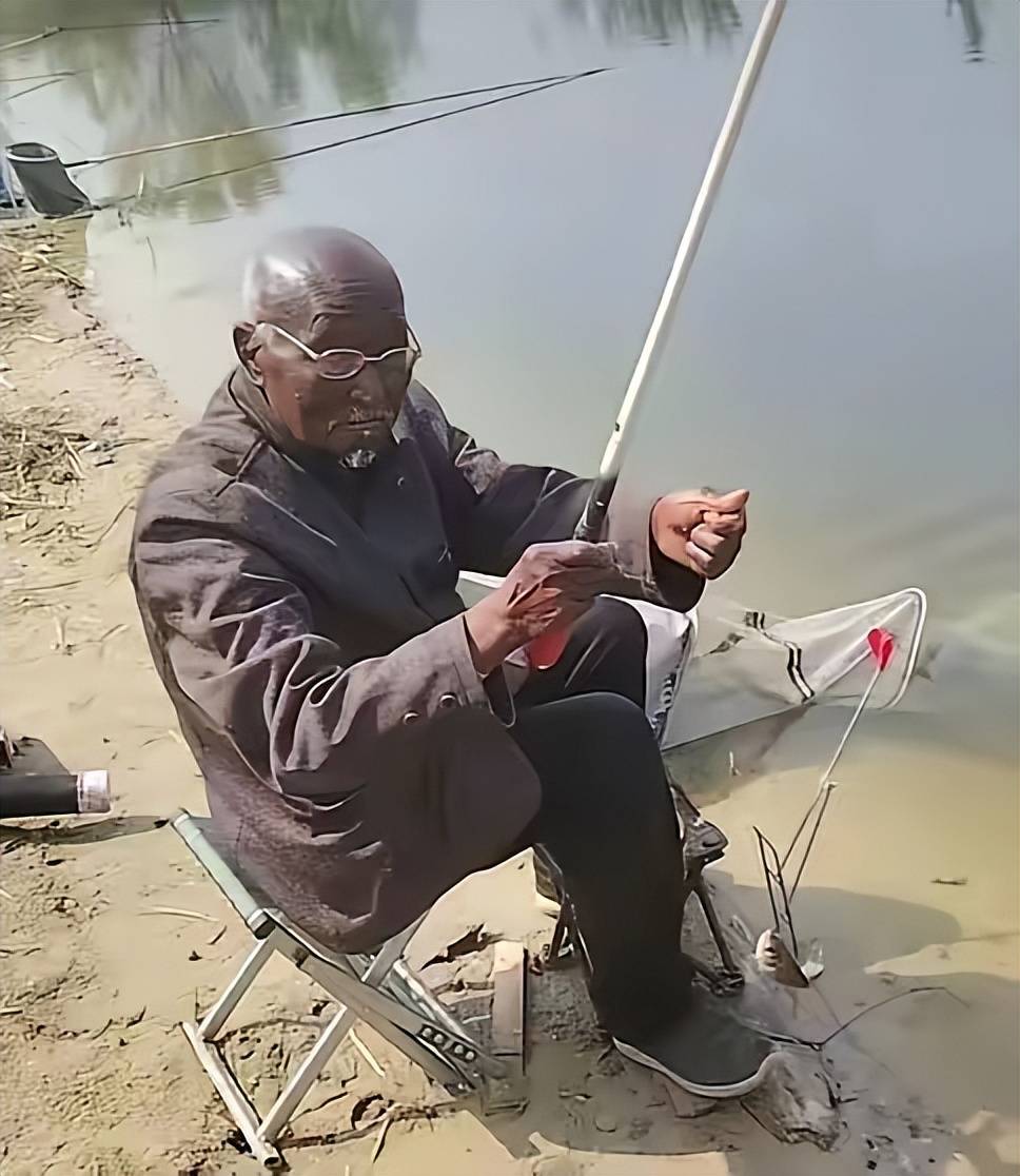 ”黑大爷突然去世其生平曝出网友慨叹pg电子入口曾全网爆火的“八级钓帝(图2)